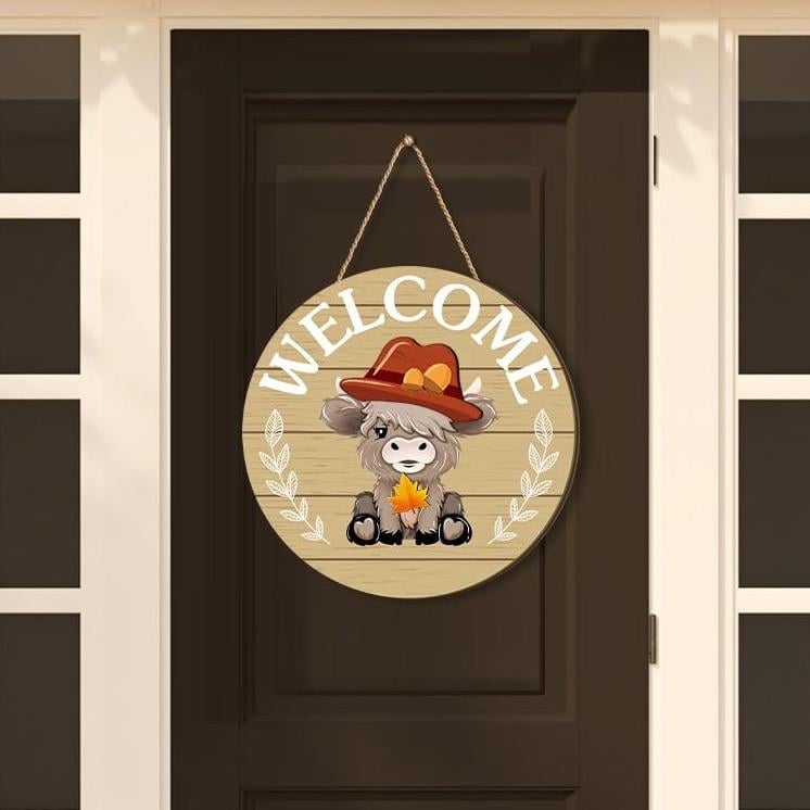 ⏰Interchangeable Welcome Sign with Highland Cow Featuring Seasonal Magnet, Detachable Hats, Accessories