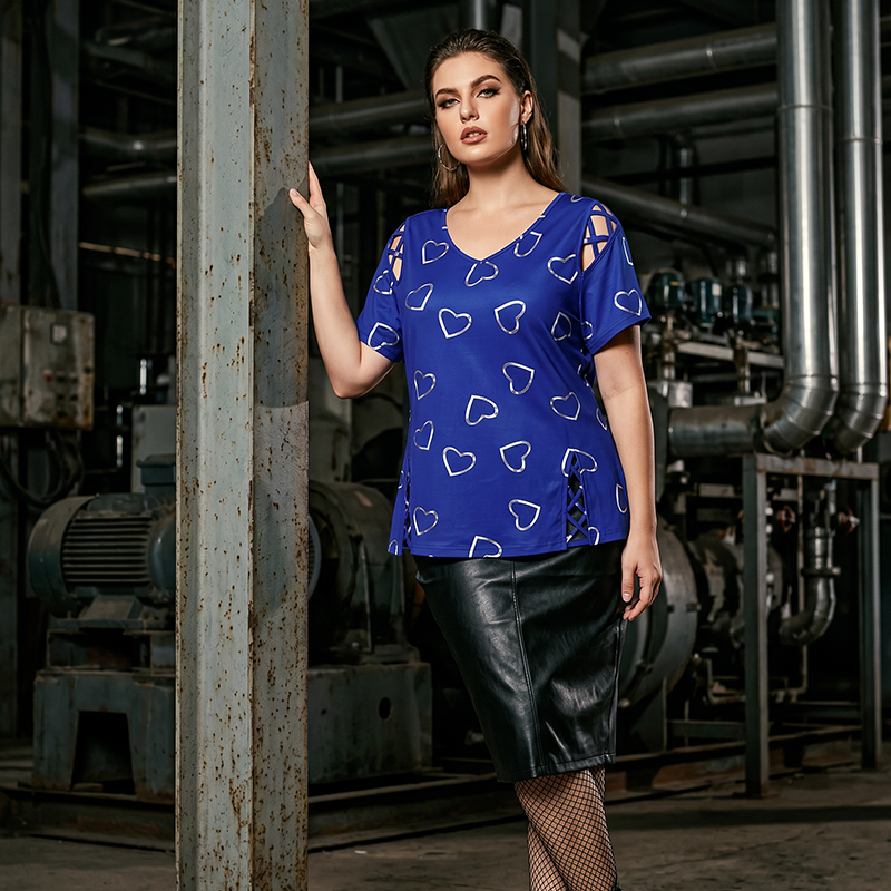 📢📢40% OFF !! ⏰Women’s Heart Print V-Neck Top